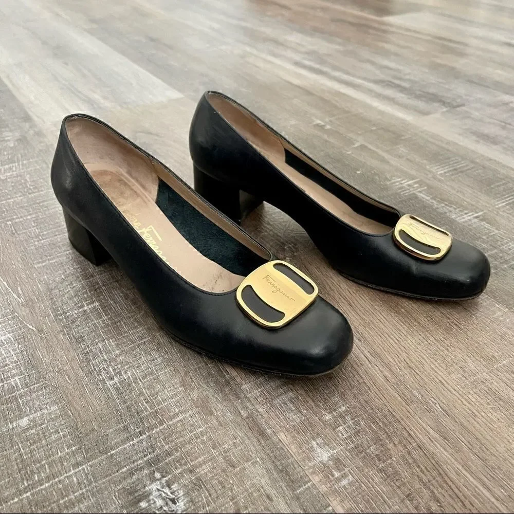 SALVATORE FERRAGAMO navy blue leather heels.